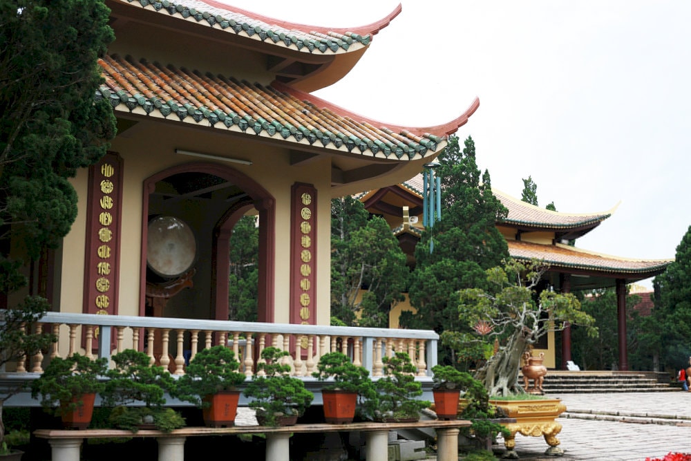 Du khách có thể tham quan các công trình kiến trúc cổ điển và chụp ảnh lưu niệm tại Thiền viện Trúc Lâm